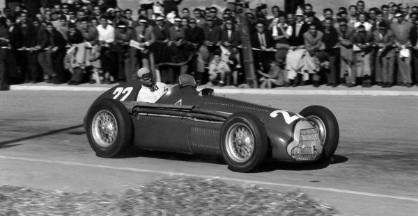 Alfa Romeo 158 първоначално е произведен през 1937 г., около 13 години преди раждането на Формула 1, за състезания с малки автомобили. В годините преди Втората световна война Alfa Romeo пуска колата в няколко големи надпревари с малък, компресорен 1,5-литров осемцилидрнов редови двигател, проектиран от Джоакино Коломбо – който вече си е спечелил слава с Ferrari V12. И все пак, дори преди да се появи като болид за Формула 1 през 1950 г., Alfetta се оказва доминиращ по отношение на производителността. Всъщност той печели 37 от общо 41 състезания, в които участва преди началото на войната.
Когато моторният спорт започва да се завръща през 1947 г., Alfetta също е възкресен, макар и с модернизирана и много по-мощна версия на редовия 8-цилиндров двигател. Сега колата произвежда повече 345 к.с. (261kW). Когато най-накрая идва времето да направи своя дебют във Формула 1 през 1950 г., колата е усъвършенствана, за достигне световна класа. Първите състезатели на този болид са Джузепе Фарина, Хуан Мануел Фанджо , Луиджи Фагиоли и Рег Парнел.
Доминацията на колата продължава до края на сезона, като Alfa Romeo печели всичките шест състезания, в които участва. Всъщност единствената причина Alfetta да не държи рекорда за най-доминиращ болид в историята на F1 е, че не участва във всяко допустимо състезание през този сезон. Той пропуска Индианополис 500 и следователно печели „само“ 85 процента от състезанията през сезон 1950 г.
Фактът, че запазва превъзходството си през 1951 г., казва всичко. С помощта на още по-мощен двигател - 420 к.с. (313 kW), оборудван с по-мощни компресори, Хуан Мануел Фанджо печели три победи и първата си от общо петте титли при пилотите.
